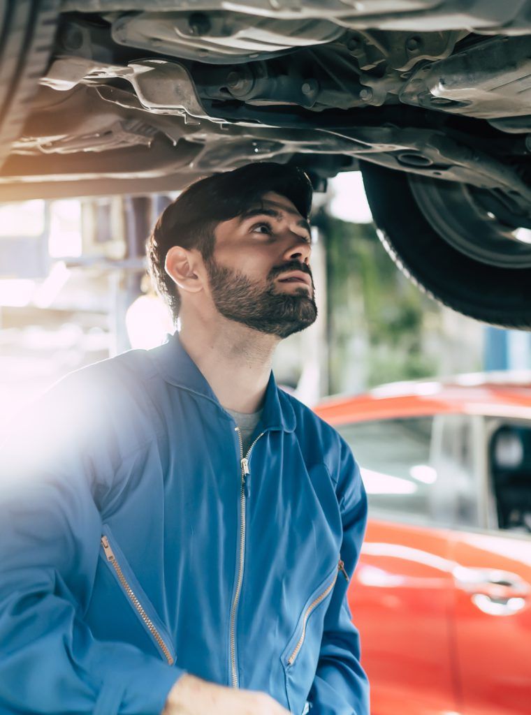 Mechanic inspecting a vehicle - Online Booking